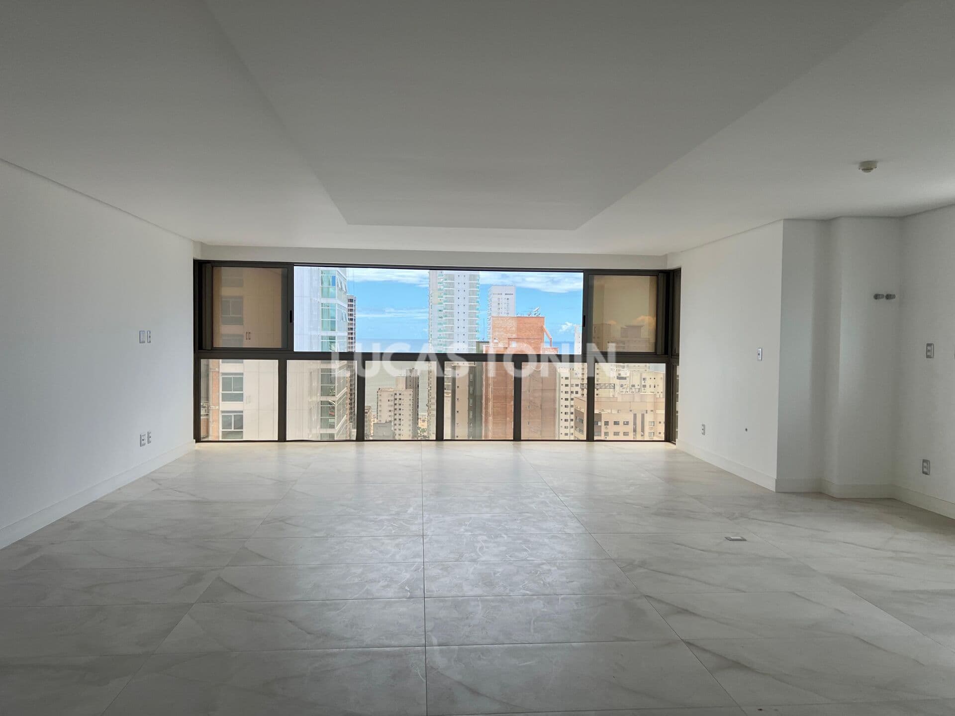 Apartamento Ocean Breeze Andar Alto com 4 Suítes 3 Vagas Proximo ao Mar Balneário Camboriú