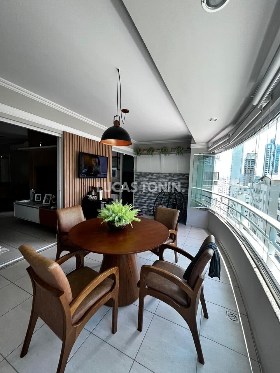 Apartamento Quadra Mar com 2 Suítes e 2 Vagas Mobiliado em Balneário Camboriú