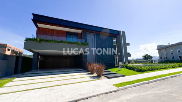 Sobrado Duplex Caledônia Private Camboriú 3 Suítes 2 Demi-Suítes 4 Vagas 360m² Moderno e Exclusivo