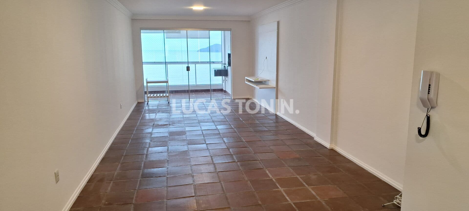 Apartamento Frente Mar no Paraíso com 4 Quartos sendo 2 Suítes Semi Mobiliado Locação Anual