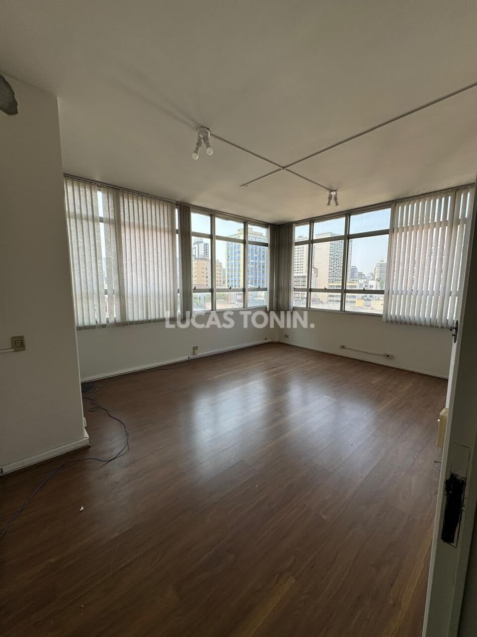 Sala Comercial Centro de Curitiba com 67 metros Semi Mobiliada Edificio Urupe Oportunidade
