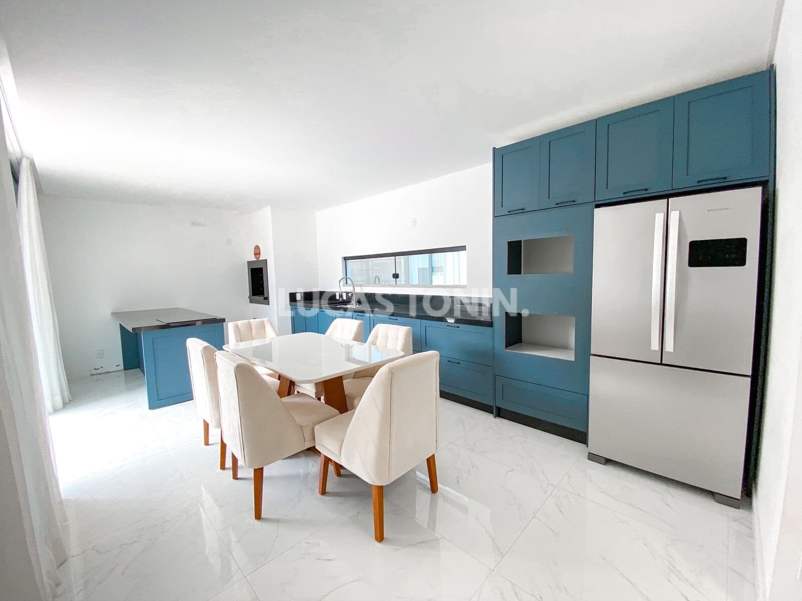 Sobrado Duplex no Terras Altas 196m² em Camboriú com 3 Suítes 4 Vagas e Piscina