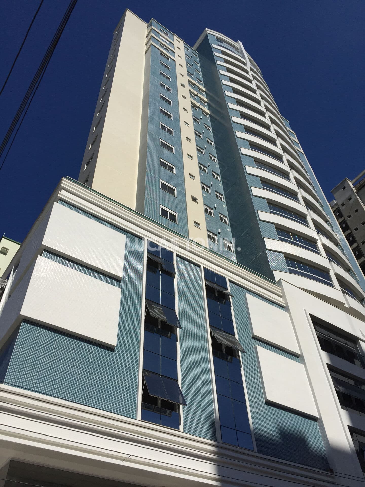 Apartamento Mobiliado no Terra e Mar com 3 Suítes Locação Anual 2 Vagas Centro de Balneário Camboriú