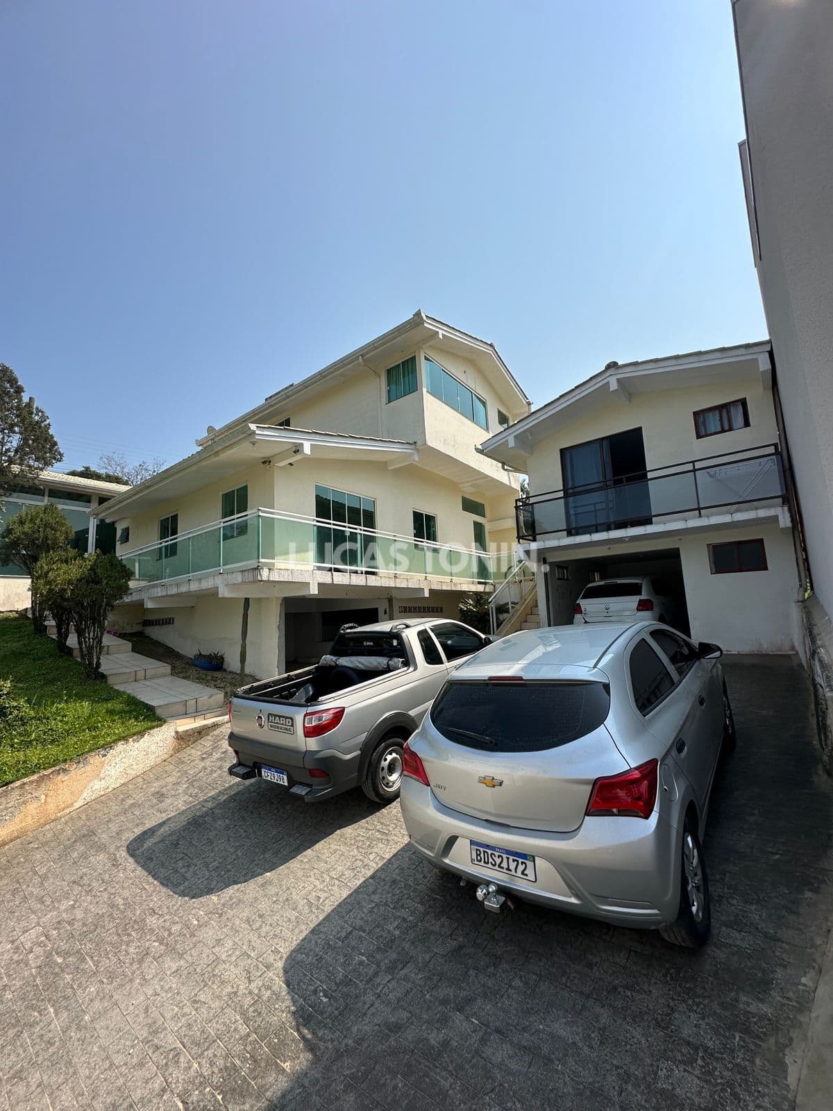 Casa Mobiliada com 3 Suítes e 4 Vagas Próximo Mar Itapema