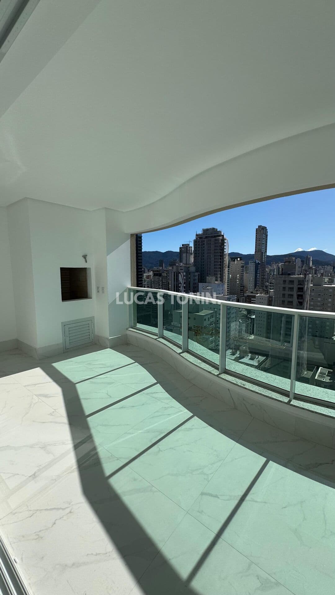 Apartamento 4 Suítes e 3 Vagas Belíssimo Quadra Mar Meia Praia Itapema