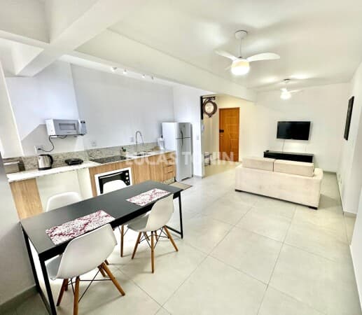 Apartamento Semi Mobiliado Avenida Brasil com 2 Quartos e 1 Vaga Balneário Camboriú