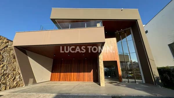 Residência de Rua Duplex com 4 Suítes Piscina Churrasqueira a Carvão Finamente Construída no Pedra Branca em Palhoça