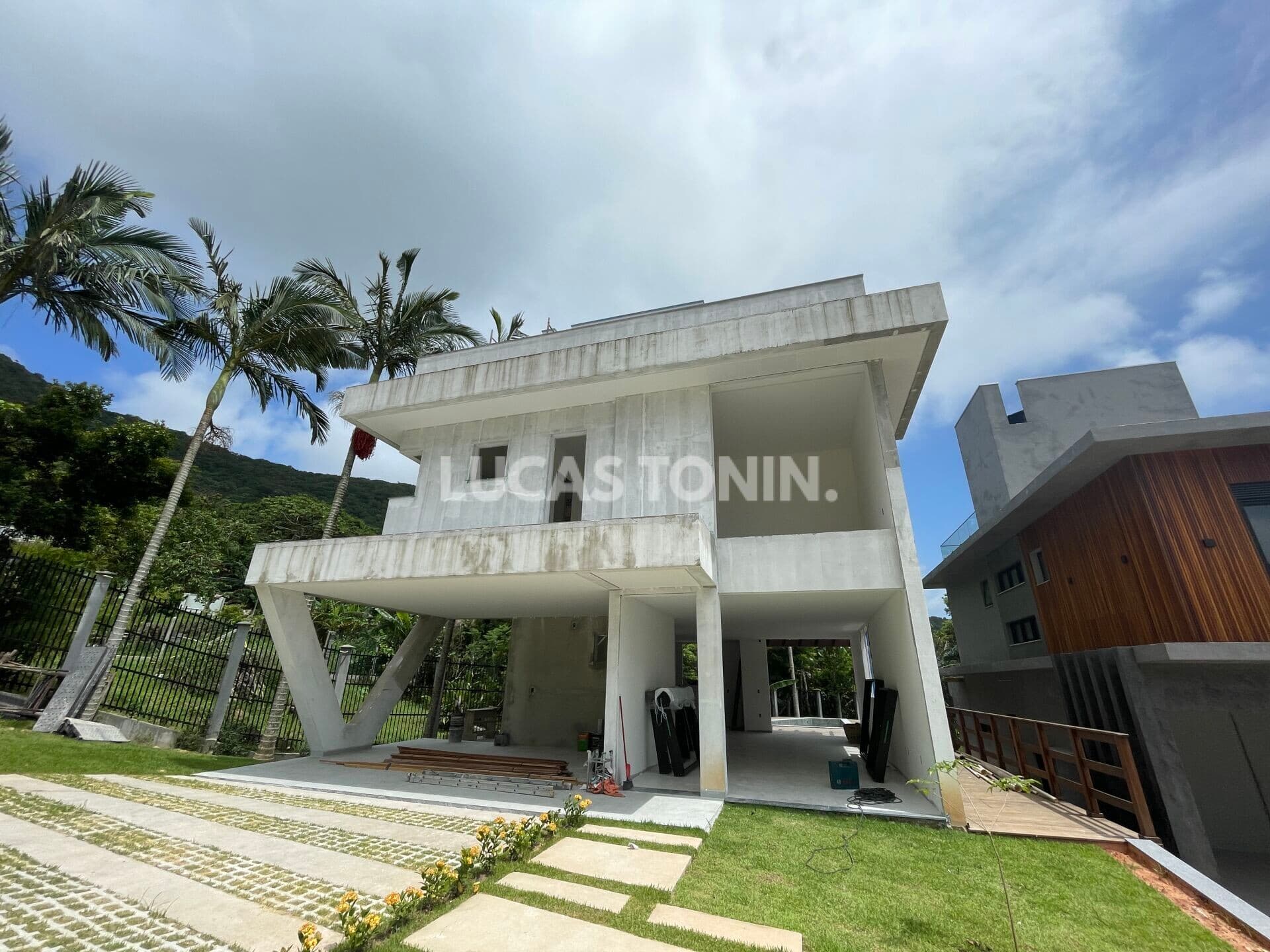 Sobrado Triplex Praia das Taquaras Balneário Camboriú com 3 Suítes Deck Piscina Nova