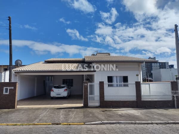 Casa Térrea com 4 Quartos sendo 01 Suítes 280m2 2 Vagas Tabuleiro
