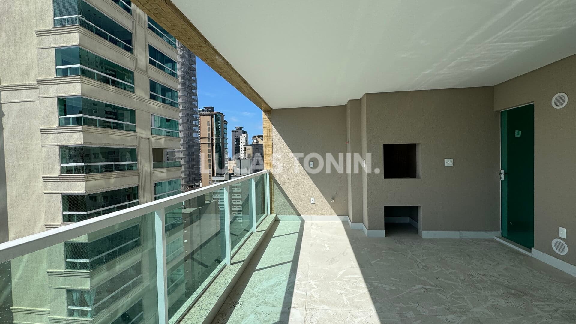Apartamento Sangiovese Meia Praia com 3 Suítes 3 Vagas Sacada com Churrasqueira Oportunidade Nova