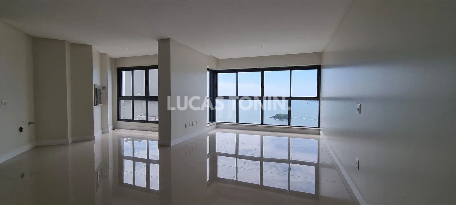 Apartamento New York Centro de Balneário Camboriú com 4 Suítes 3 Vagas Andar Alto Quadra Mar