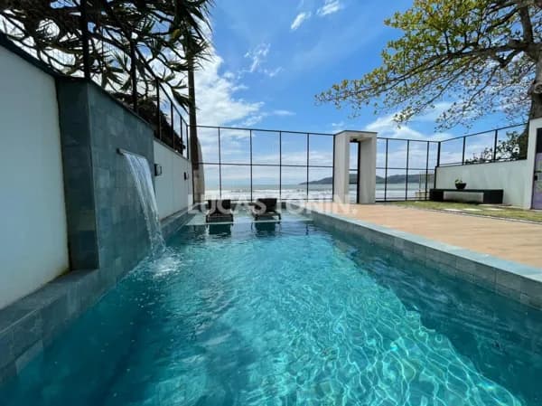 Casa Frente Mar com 8 Quartos sendo 6 Suítes 5 Vagas Mobiliada Decorada Pereque Porto Belo