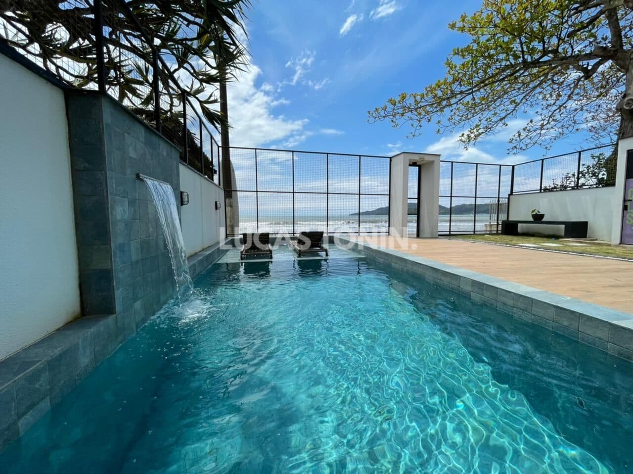 Casa Frente Mar com 8 Quartos sendo 6 Suítes 5 Vagas Mobiliada Decorada Pereque Porto Belo