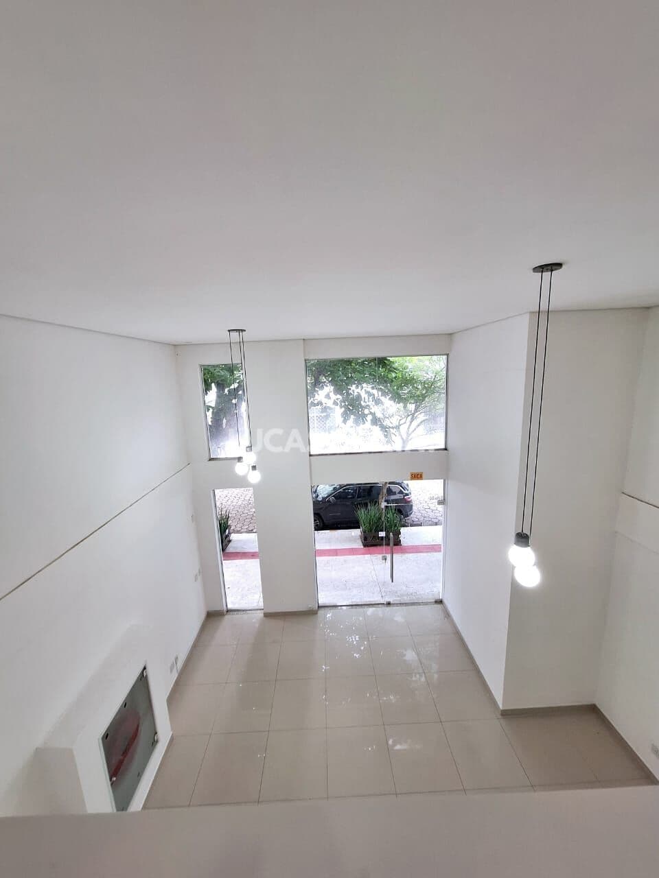 Sala Comercial Terrea no Horus Centro de Balneário Camboriú Locação Anual 1 Vaga 1 Banheiro Mezanino