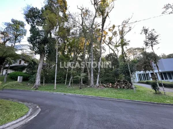 Lote no Condomínio o Bosque Gramado com 1083 metros Pronto para Construir