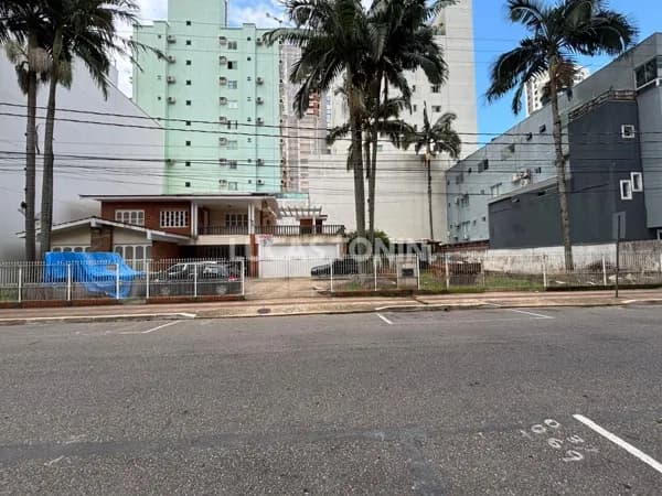 Lote de Rua com Potencial Construtivo Para Prédio de 30 Andares Próximo do Mar Centro de Balneário Camboriú