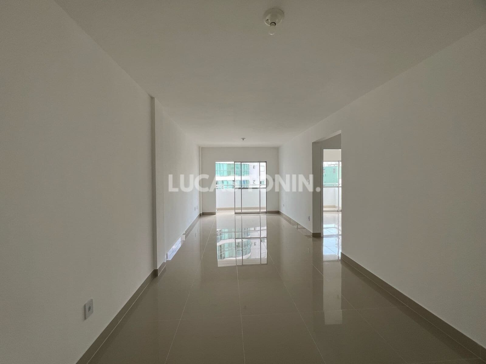 Apartamento na Avenida Brasil Barra Sul com 2 Quartos 1 Vaga Vista Mar Andar Alto