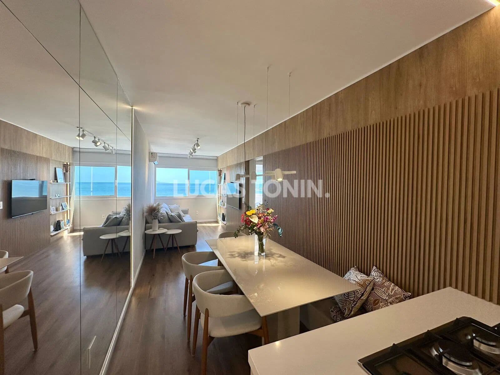Apartamento Mobiliado 2 Quartos Sendo 1 Suíte Frente Mar Balneário Camboriú