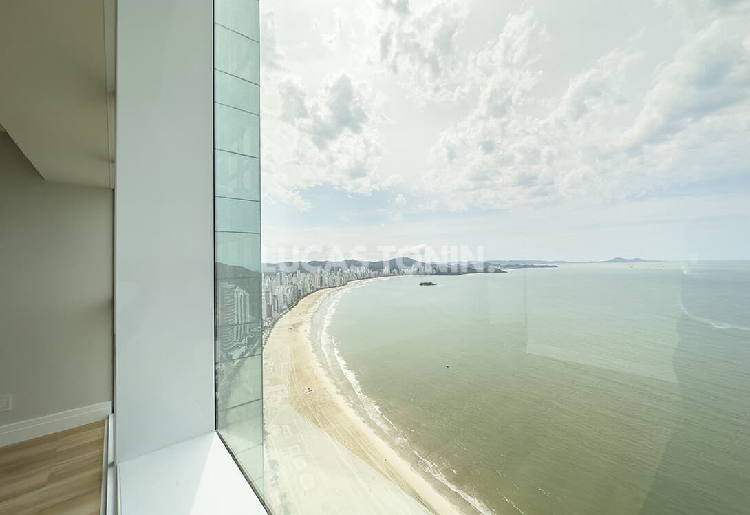 Apartamento Frente Mar pé na areia Andar Altíssimo One Tower 4 Suítes 4 Vagas Barra Sul