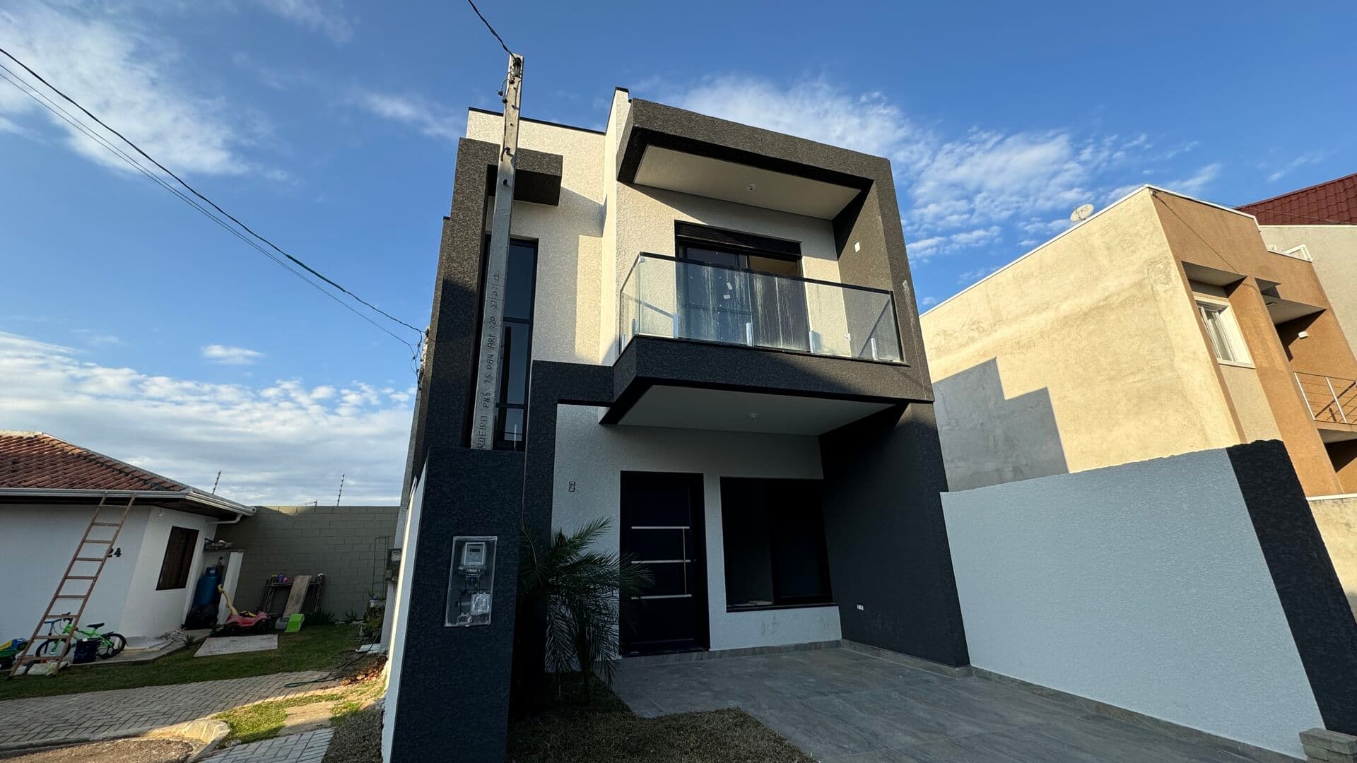 Sobrado Duplex em Condomínio no Pinheirinho com 3 Quartos sendo 1 Suíte 2 Vagas Oportunidade