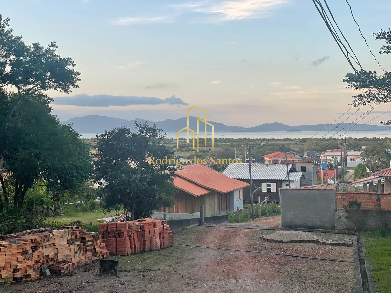 Casa no interior com amplo terreno com cachoeira