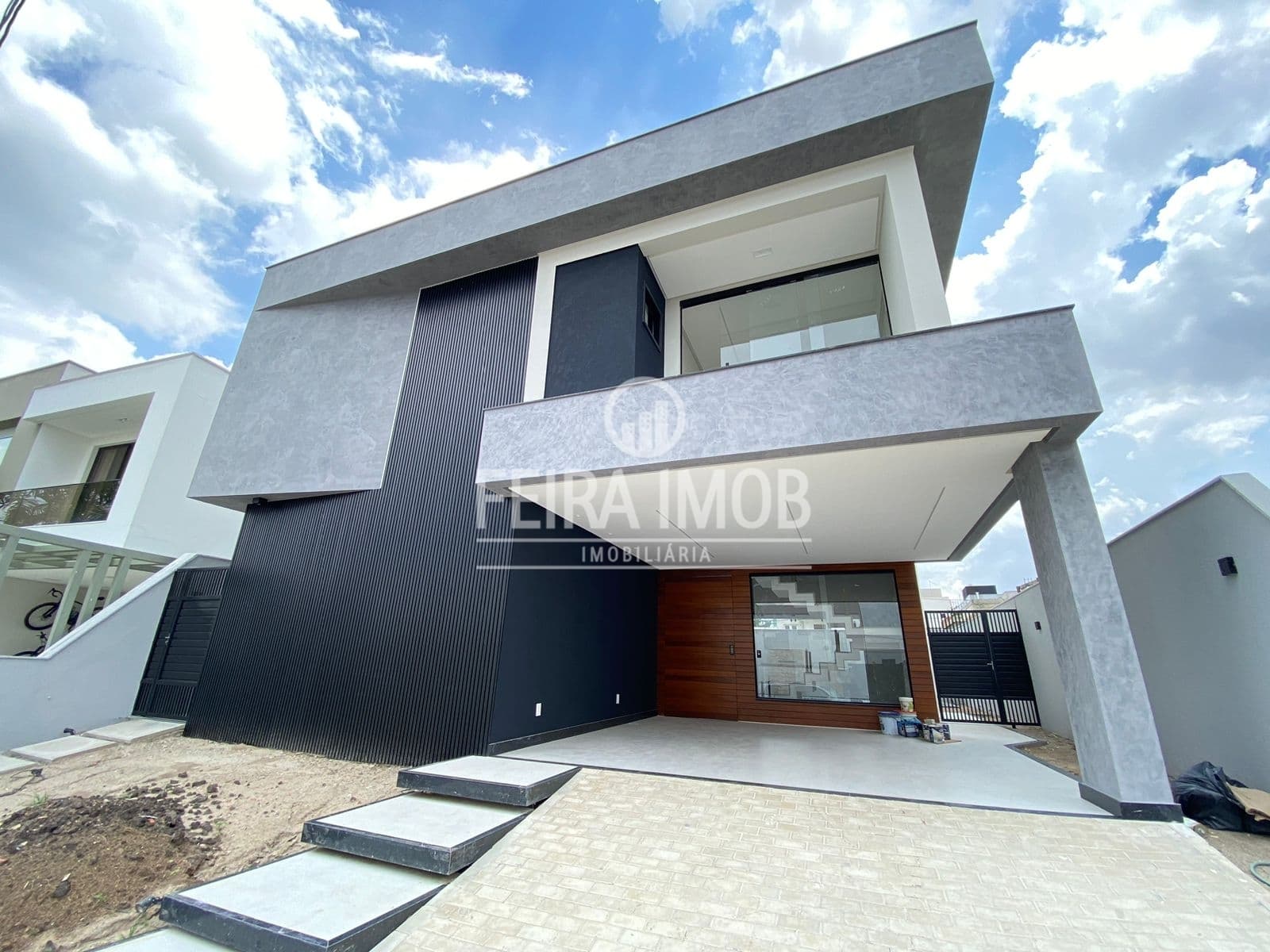 Casa com 4/4 e Suítes - Podendo ser Convertida para 5/4 no Papagaio