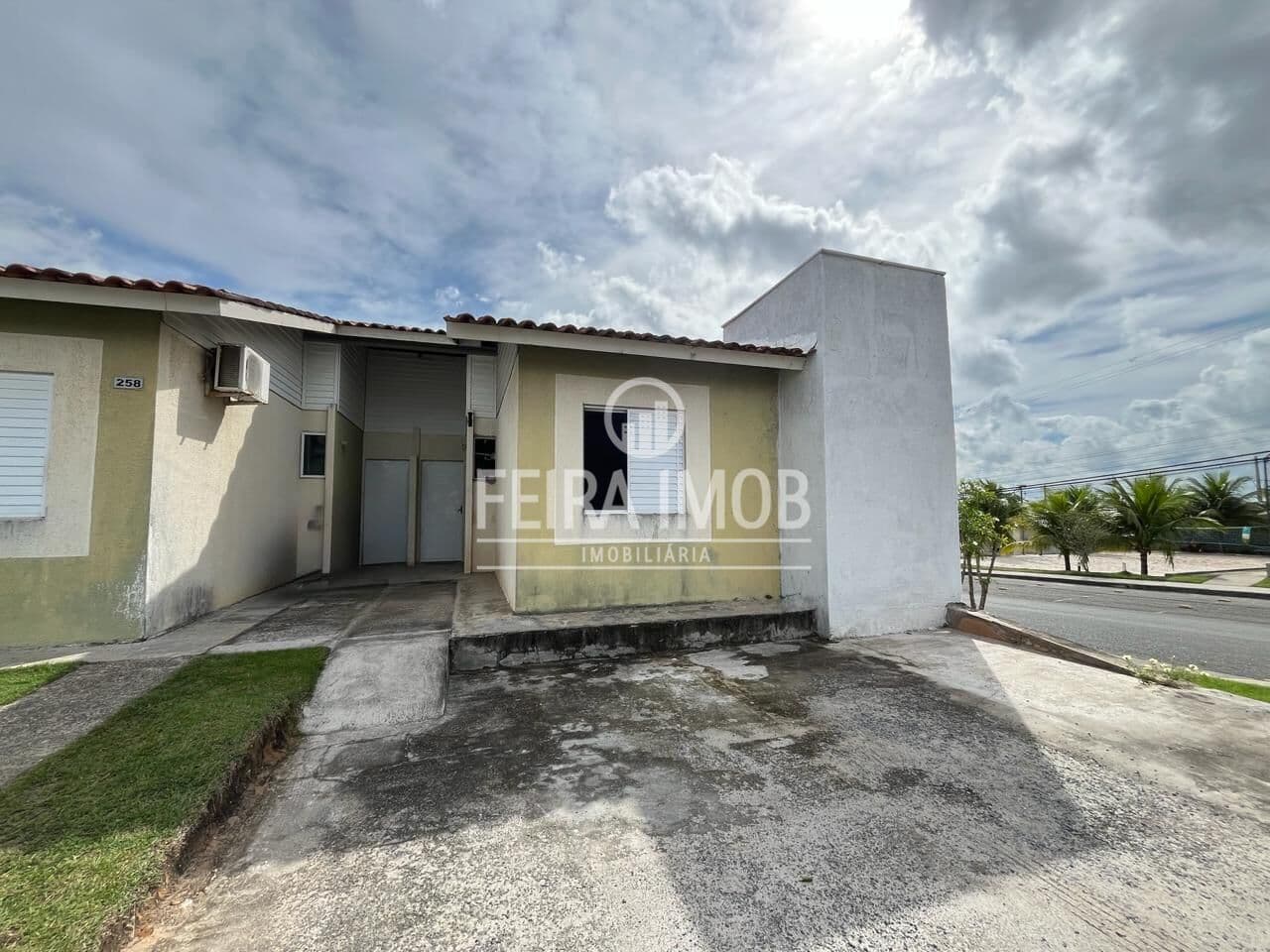 Casa 3 Quartos Reformada no Condomínio Terra Nova – Bairro SIM
