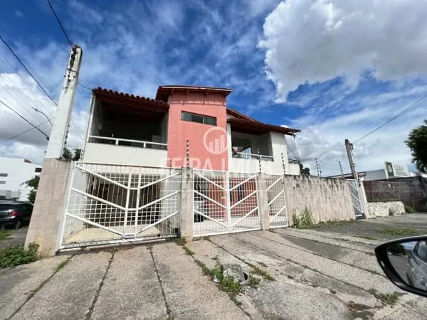 Apartamento 2/4 sendo um suíte semi mobiliado próximo ao shopping