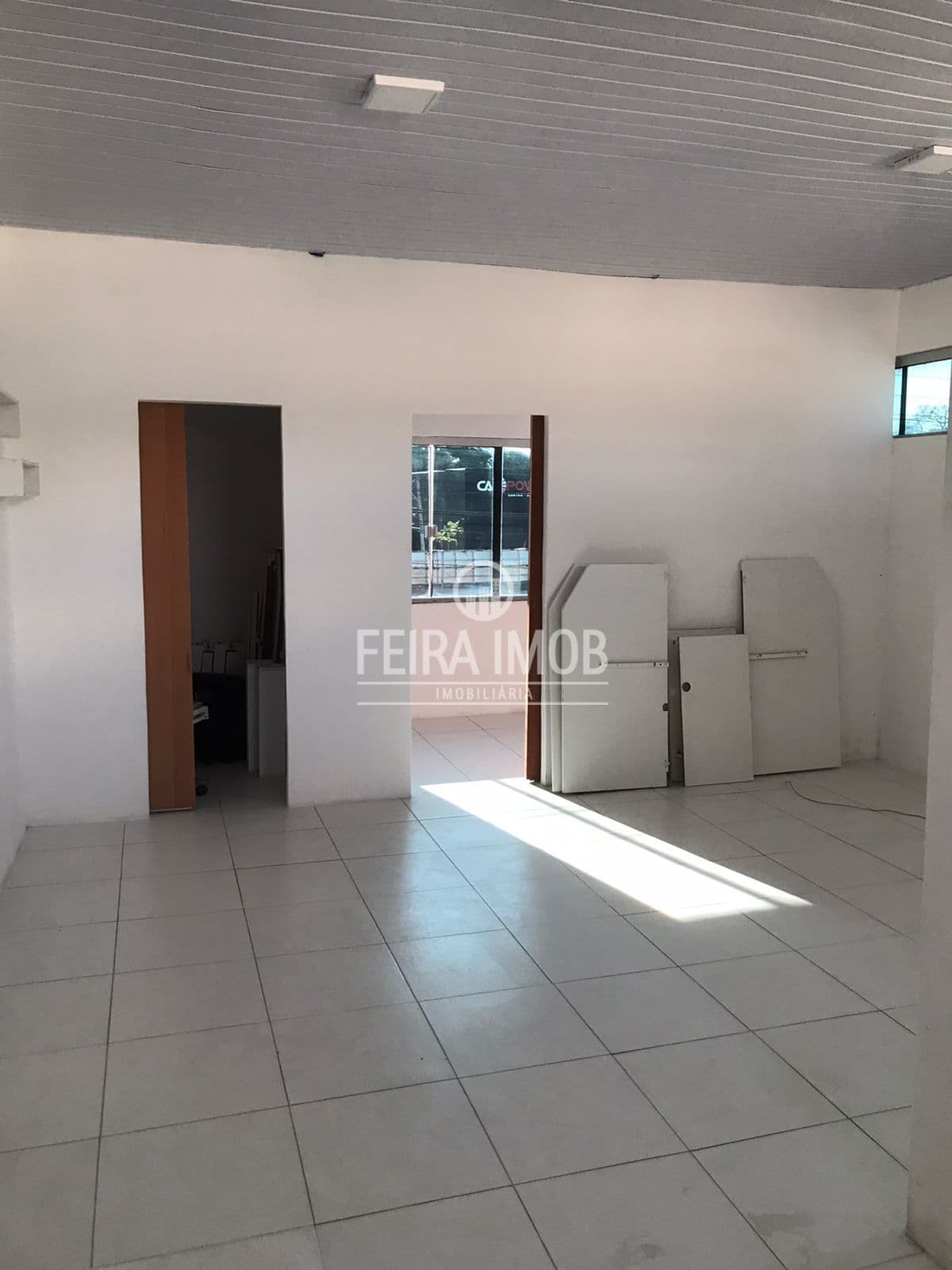 Sala comercial no 1° andar no Av. de Contorno ao Frente Carpower Centro Automotivo