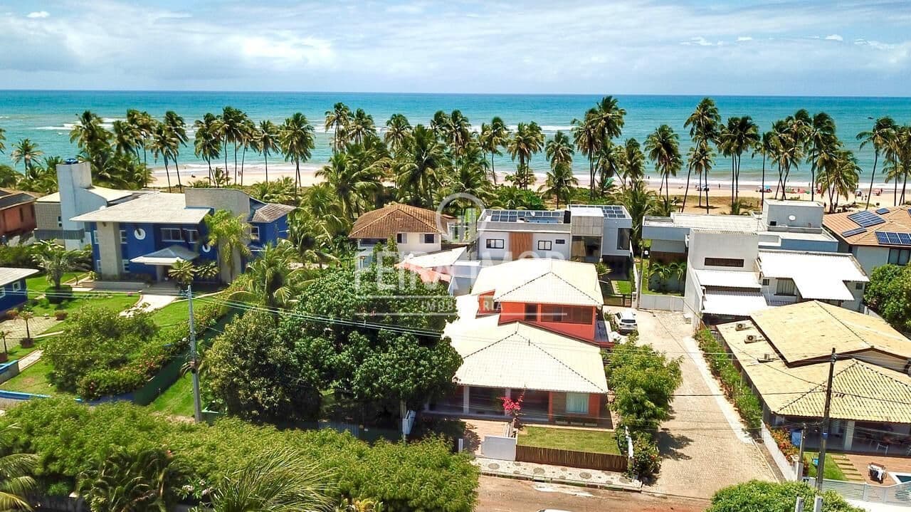 Casa à Venda em Guarajuba no Condomínio Paraíso com 7 Quartos e Piscina a 100m do Mar