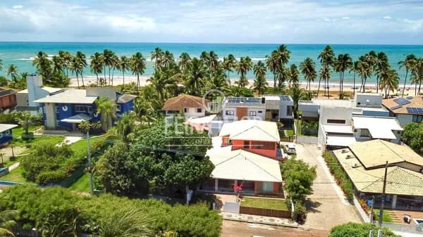 Casa à Venda em Guarajuba no Condomínio Paraíso com 7 Quartos e Piscina a 100m do Mar