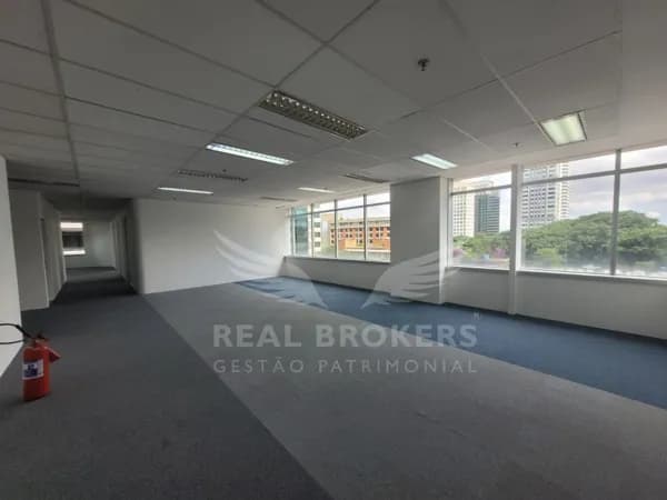 Sala Comercial para Locação com 339m² de Área Útil e Copa em Alphaville