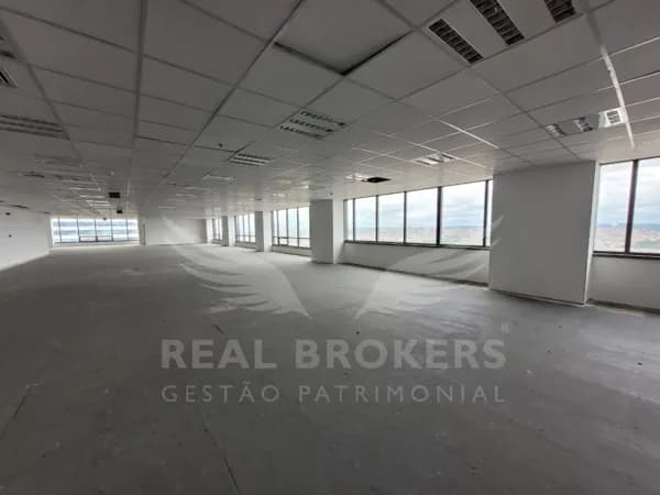 Laje comercial com 867m² de área útil para locação em Alphaville