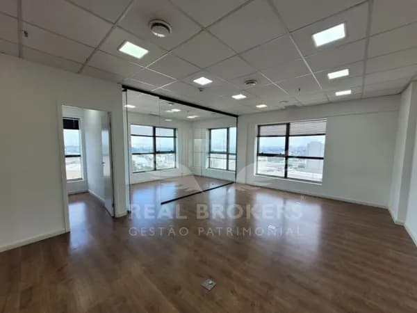 Excelente sala comercial para locação com 99m² de área útil, 1 copa pronta para Uso.