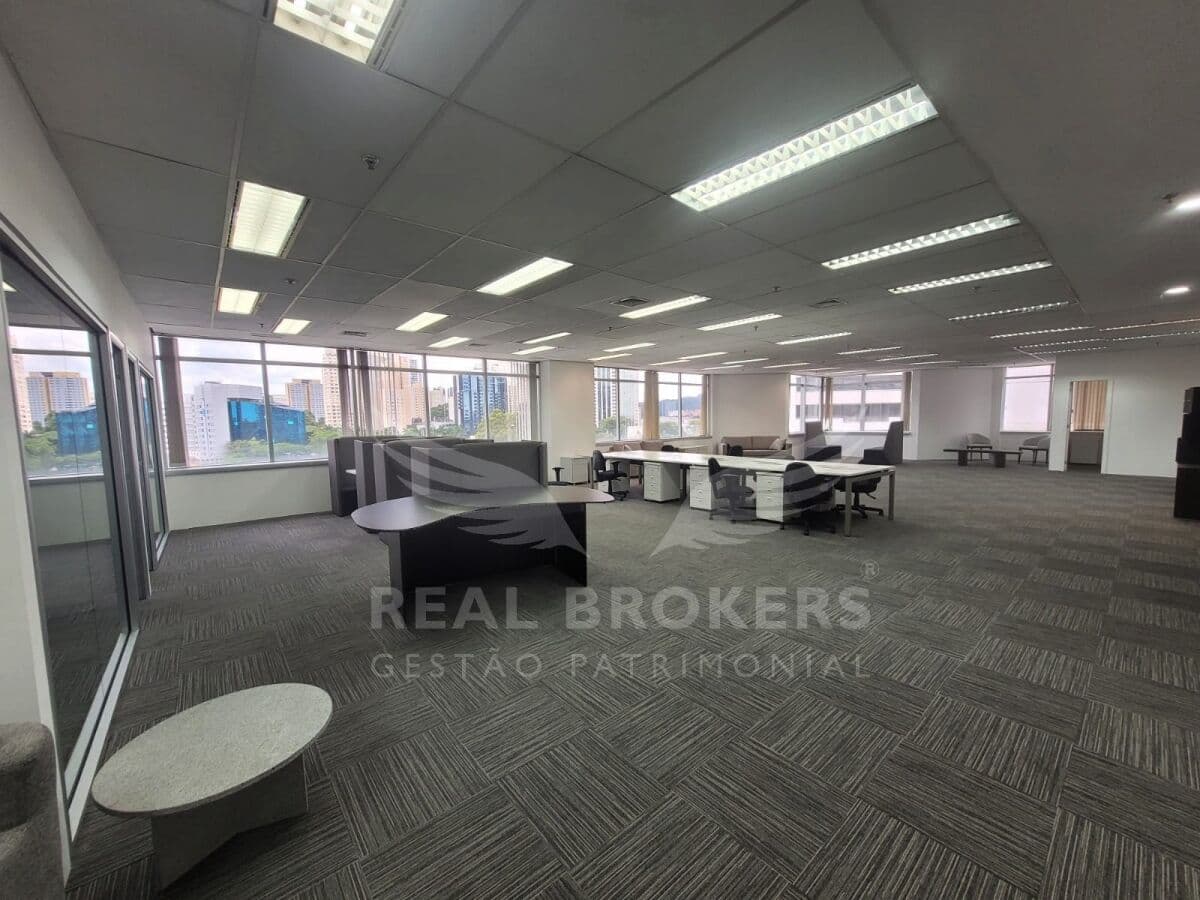 Excelente sala comercial para locação semi mobiliada com 339m² de área útil com copa em Alphaville