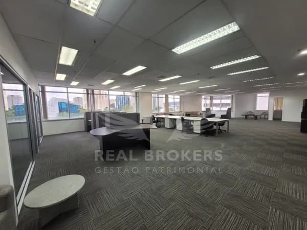 Excelente sala comercial para locação semi mobiliada com 339m² de área útil com copa em Alphaville