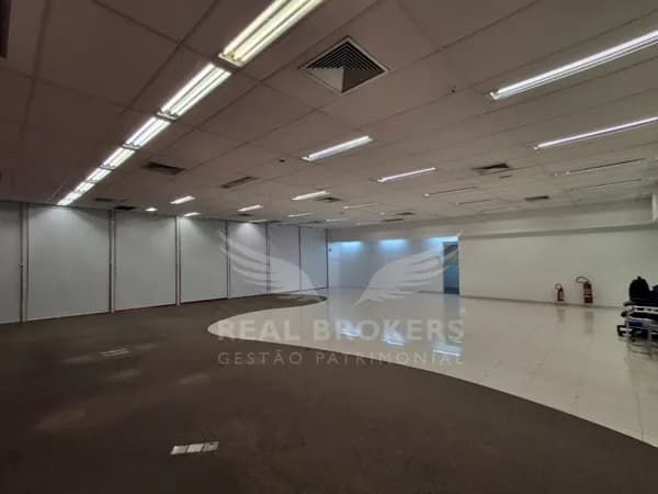 Excelente loja para locação com 285m² de área útil com 7 vagas de garagem em Alphaville