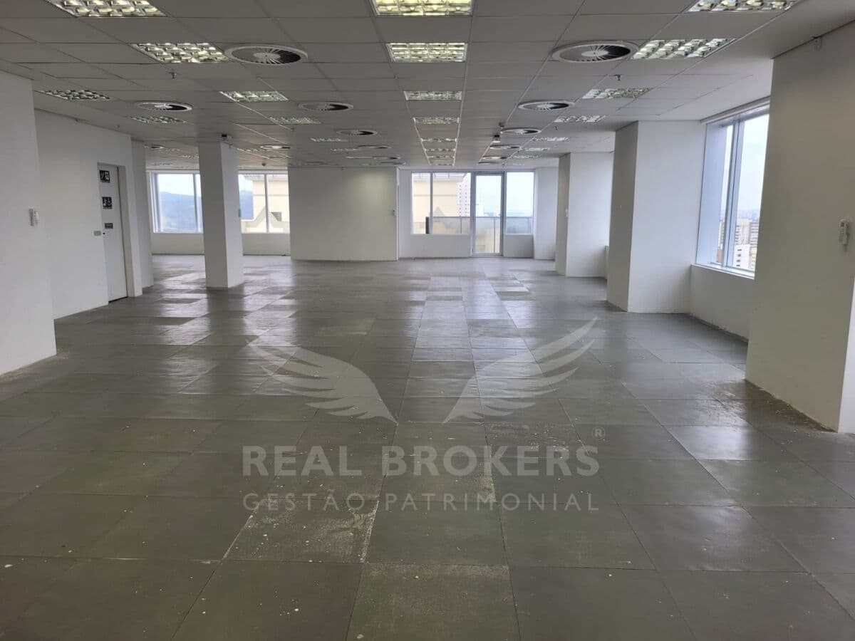 Sala comercial para locação com 252m² de área útil em Alphaville