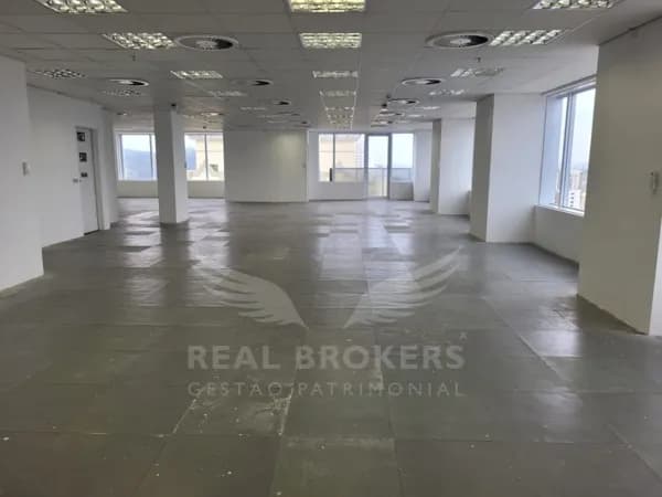 Sala comercial para locação com 252m² de área útil em Alphaville