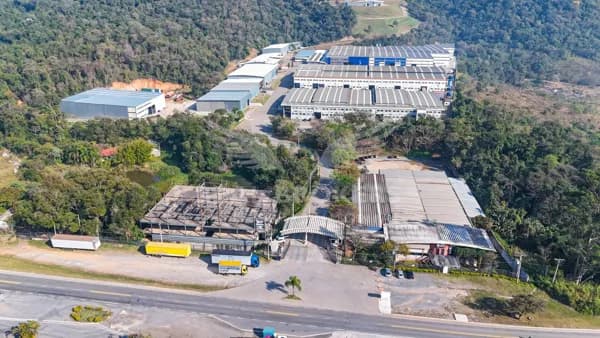 Galpão em condomínio com 5.200 m² para locação em Araçariguama