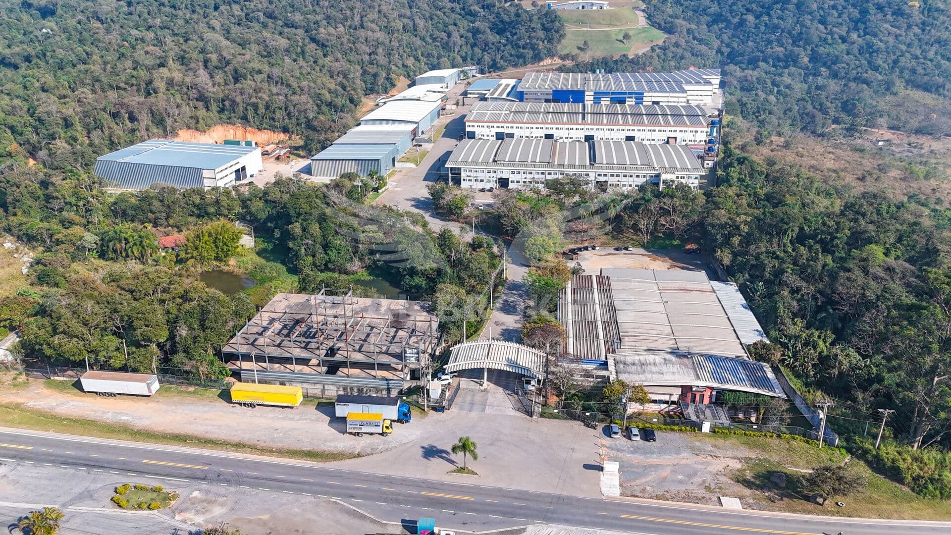 Galpão em condomínio com 5.200 m² para locação em Araçariguama
