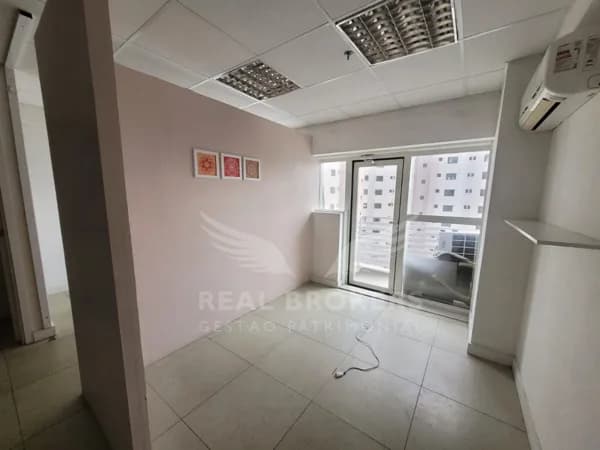 Excelente sala comercial para locação com 33m² de área útil com copa em Alphaville