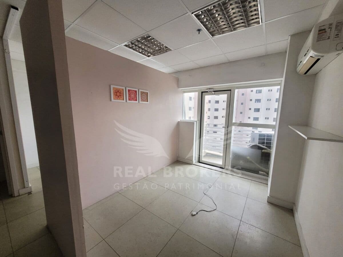 Excelente sala comercial para locação com 33m² de área útil com copa em Alphaville