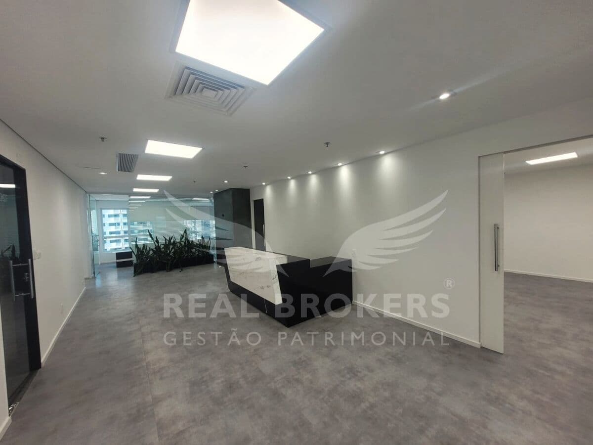 Sala comercial para locação com 245m² de área útil copa e 5 vagas de garagem em Alphaville