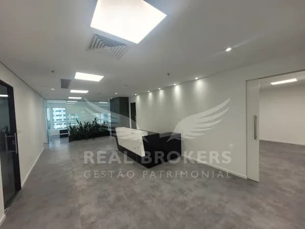 Sala comercial para locação com 245m² de área útil copa e 5 vagas de garagem em Alphaville