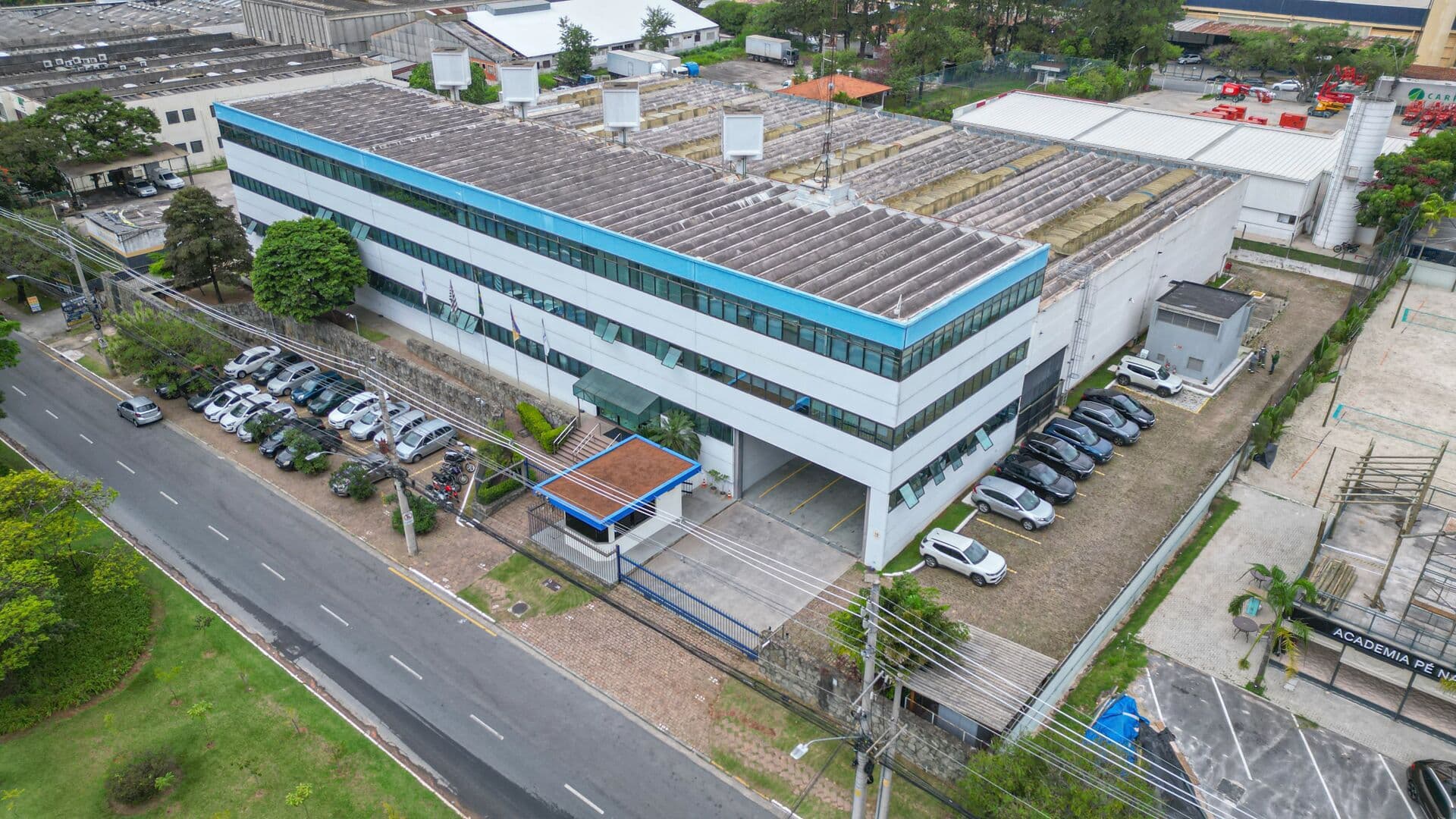 Edifício Comercial de Alto Padrão no Tamboré – Galpão Industrial e Escritórios Modernos