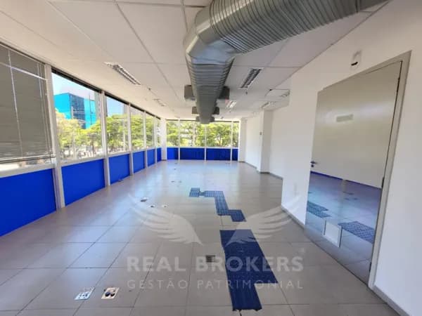 Loja para locação com 372m² com elevador e 10 vagas de garagem em Alphaville