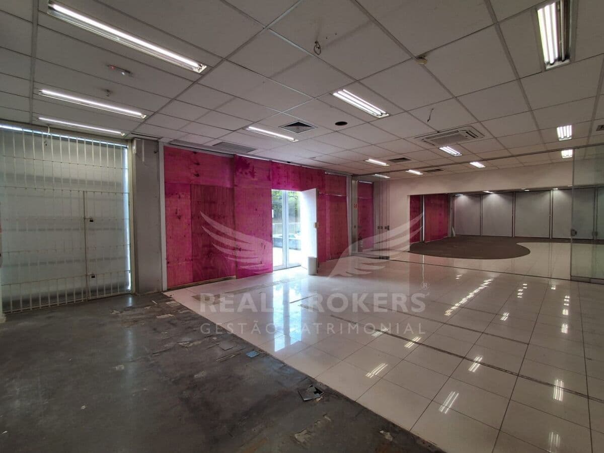 Excelente loja para locação com 285m² de área útil com 8 vagas de garagem em Alphaville