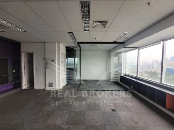 Excelente sala comercial para locação com 56m² de área útil com 2 vagas de garagem em Alphaville