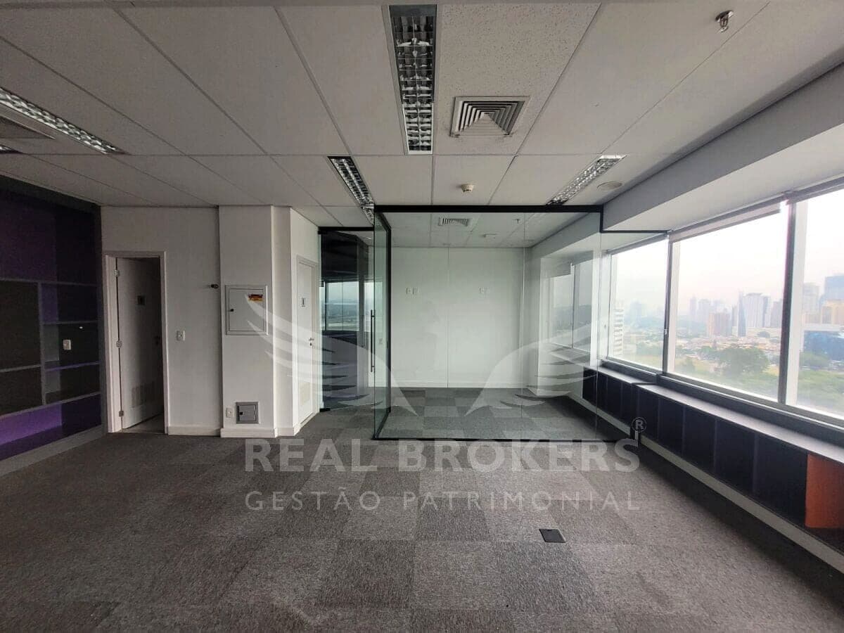 Excelente sala comercial para locação com 56m² de área útil com 2 vagas de garagem em Alphaville